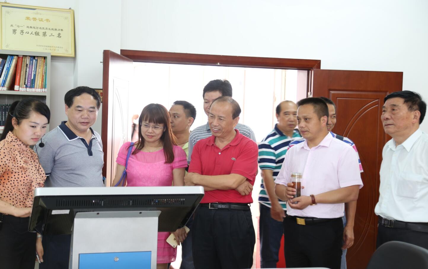 2015年5月，海口市委統戰部副部長、工商聯黨組書記李小平一行調研兼職副主席李建煒單位的黨建工作.jpg